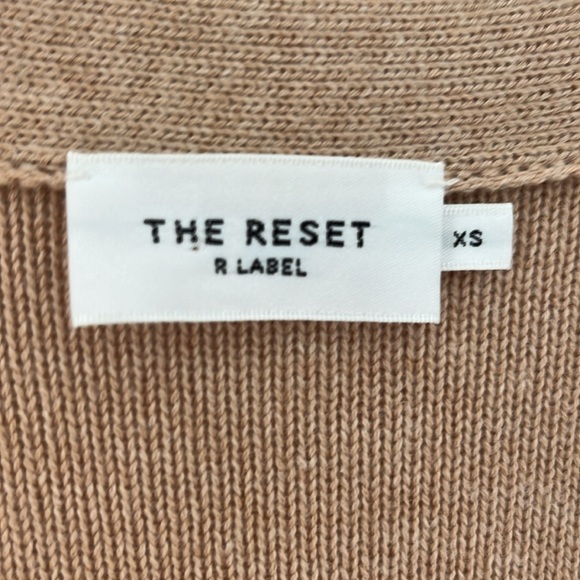 R Label The Reset - The Looker Sweater in Macadamia - Picture 2 of 5